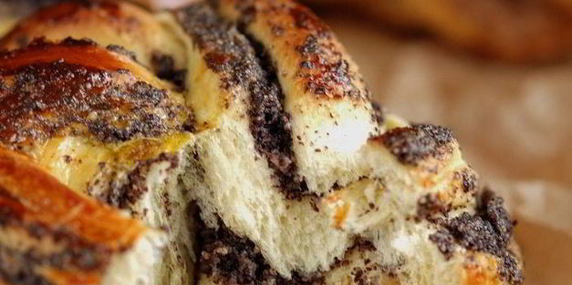 сдобные булочки-плетенки с маком и корицей