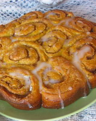 Сдобные тыквенные булочки с корицей