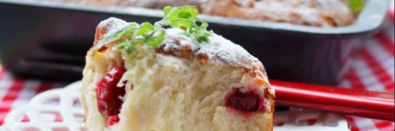 Сладкие булочки с вишней, белым шоколадом и миндалем