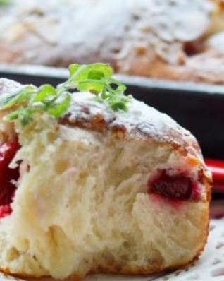 Сладкие булочки с вишней, белым шоколадом и миндалем