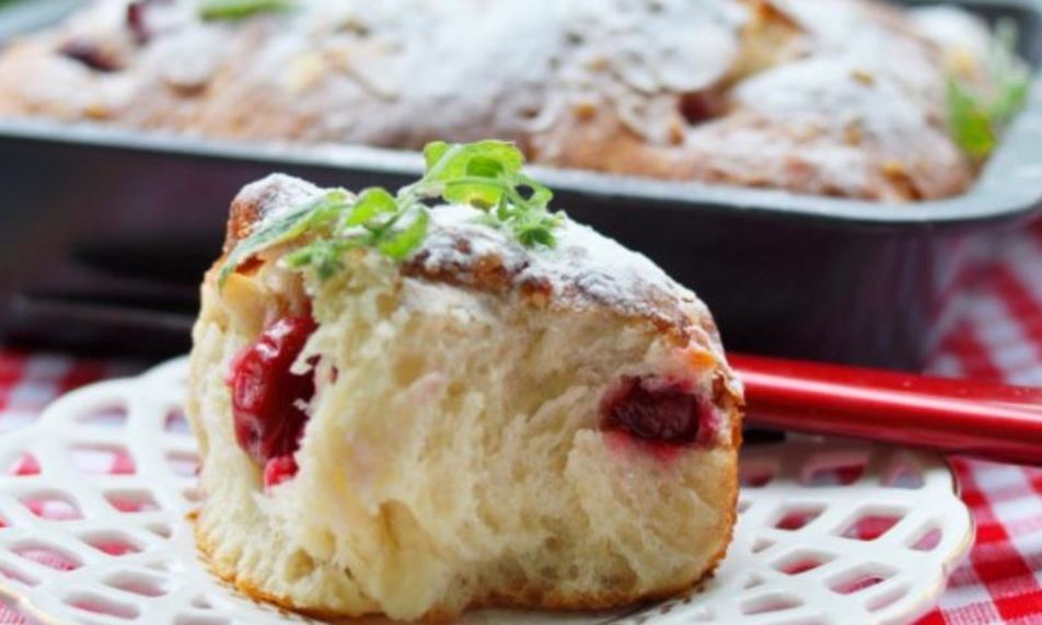 Рецепт сладкие булочки с вишней, белым шоколадом и миндалем