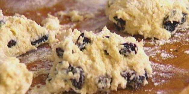 сливочные булочки с изюмом и корицей