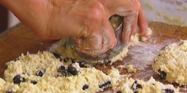 сливочные булочки с изюмом и корицей