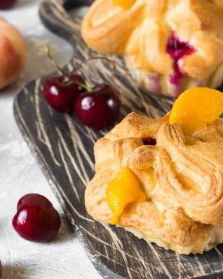 Слоеные булочки с консервированными персиками