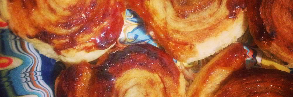 Слоеные булочки с корицей и медом