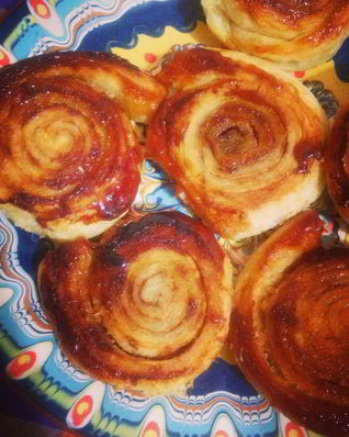 Слоеные булочки с корицей и медом