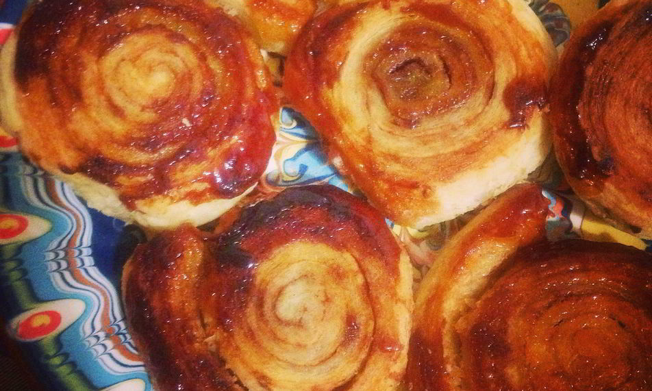 Рецепт слоеные булочки с корицей и медом