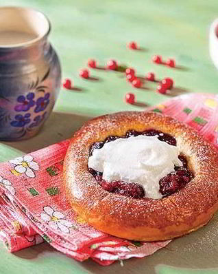 Ватрушка с брусникой