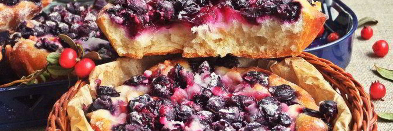 Ватрушки с голубикой и яблоком