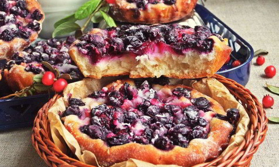 Рецепт ватрушки с голубикой и яблоком