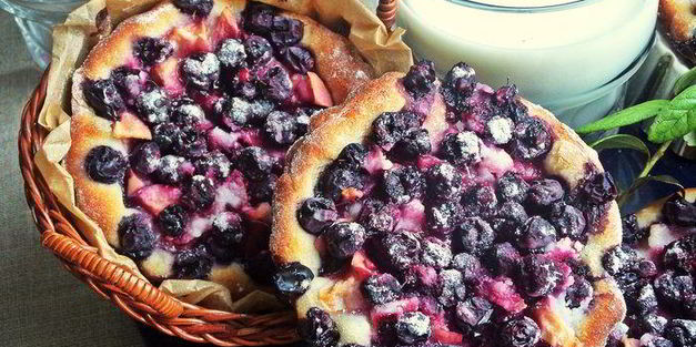 ватрушки с голубикой и яблоком