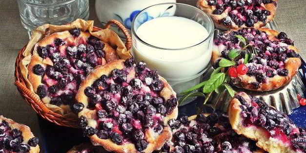 ватрушки с голубикой и яблоком