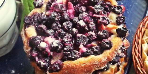 ватрушки с голубикой и яблоком