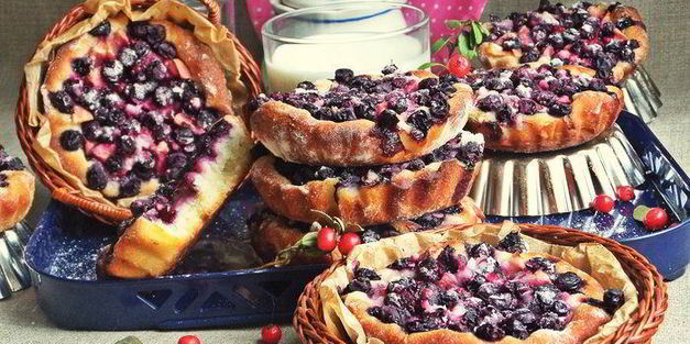 ватрушки с голубикой и яблоком