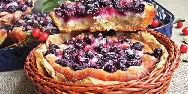 ватрушки с голубикой и яблоком