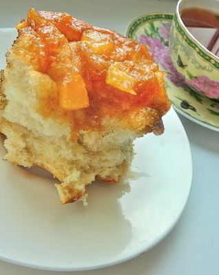 Влажные коричные булочки в яблочной карамели