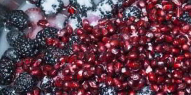 чизкейк с ежевикой, малиной и гранатом