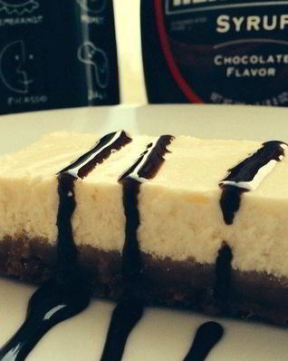 Легкий чизкейк с шоколадным соусом