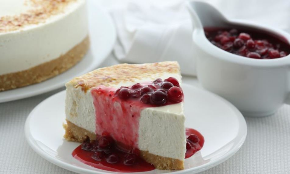 Рецепт медовый чизкейк с клюквенным соусом