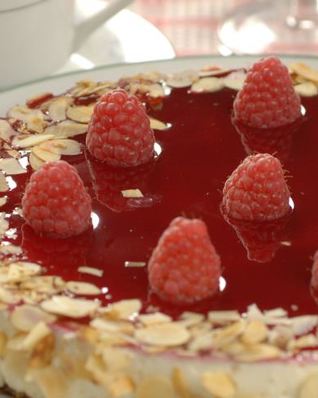 Миндальный чизкейк с малиной