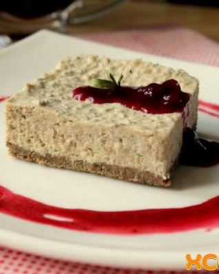 Мясной чизкейк с соусом из брусники