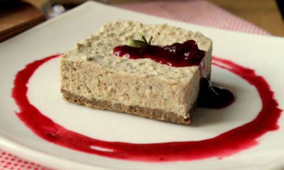 Рецепт мясной чизкейк с соусом из брусники
