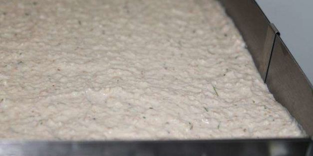 мясной чизкейк с соусом из брусники