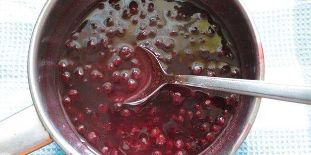 мясной чизкейк с соусом из брусники