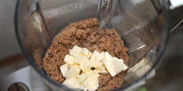 мясной чизкейк с соусом из брусники