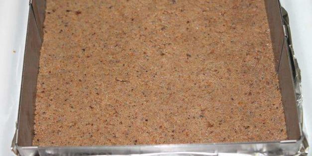 мясной чизкейк с соусом из брусники