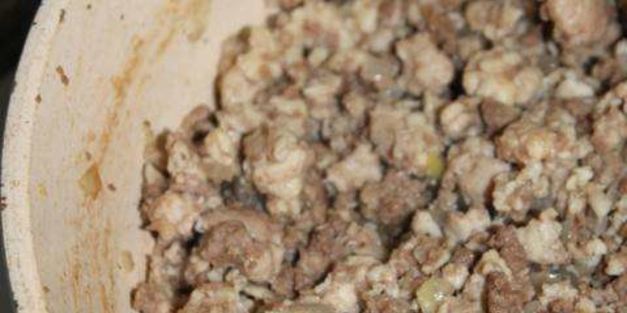 мясной чизкейк с соусом из брусники