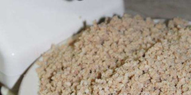 мясной чизкейк с соусом из брусники