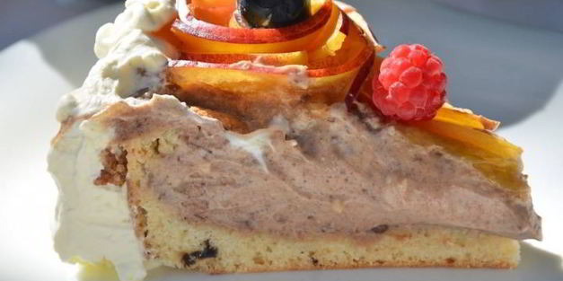 шоколадный чизкейк с фруктами