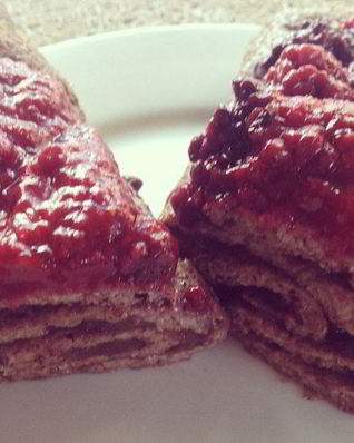 Диетический рулетик с ягодами