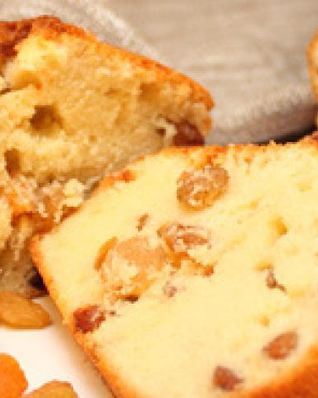 Домашний кекс с изюмом и курагой