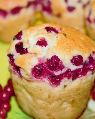 Французские кексы с красной смородиной