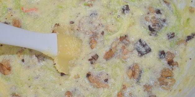 кабачковый кекс-кольцо с шоколадом и орешками