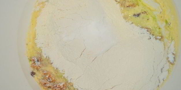 кабачковый кекс-кольцо с шоколадом и орешками