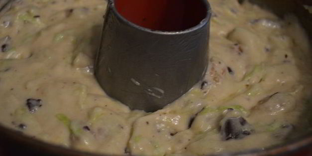 кабачковый кекс-кольцо с шоколадом и орешками