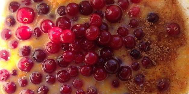 кекс на сыворотке из кукурузной крупы с клюквой и апельсиновой цедрой