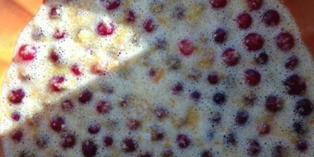 кекс на сыворотке из кукурузной крупы с клюквой и апельсиновой цедрой