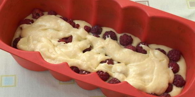 кекс с ежевикой и малиной