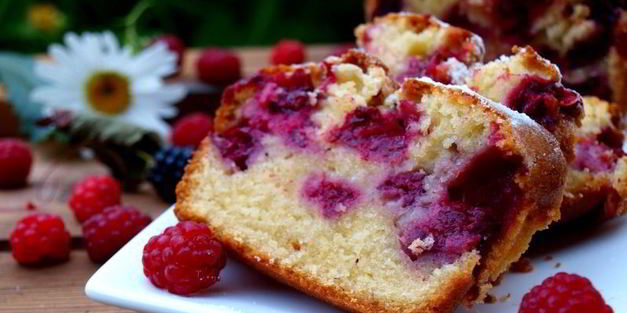 кекс с ежевикой и малиной