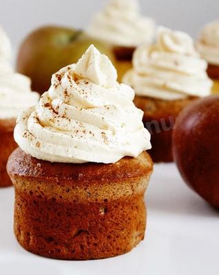 Кекс с яблоками и корицей