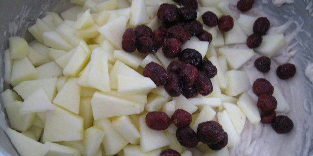 кексы на фруктовом йогурте с яблоком и клюквой