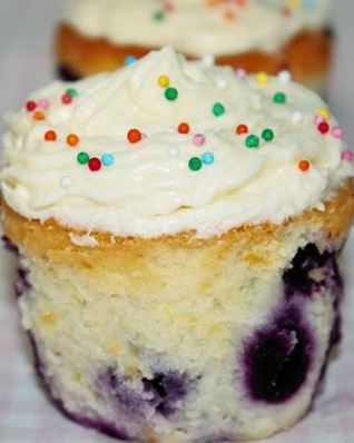 Лимонные капкейки с черникой