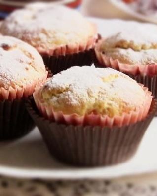 Маленькие кексы с начинкой из ирисок на сметане