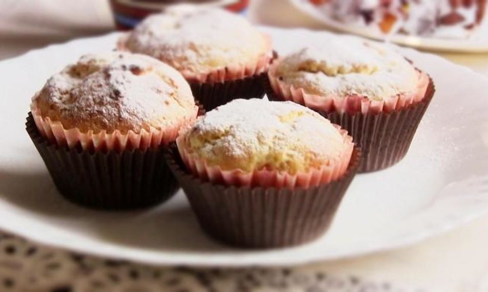 Рецепт маленькие кексы с начинкой из ирисок на сметане