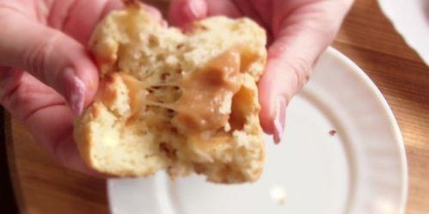 маленькие кексы с начинкой из ирисок на сметане