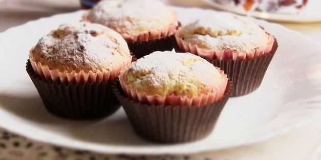 маленькие кексы с начинкой из ирисок на сметане